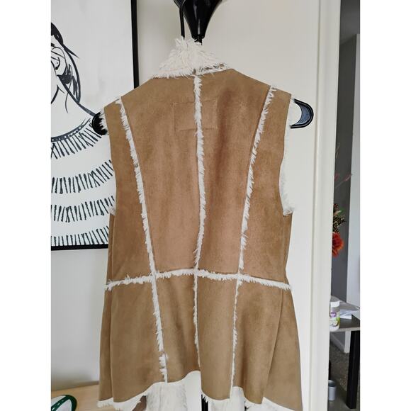 Beige Faux Suede, Lined With Faux Fur Vest. Hip Hop. Hippie. Trendy. Y2K. 90s. - Picture 3 of 6